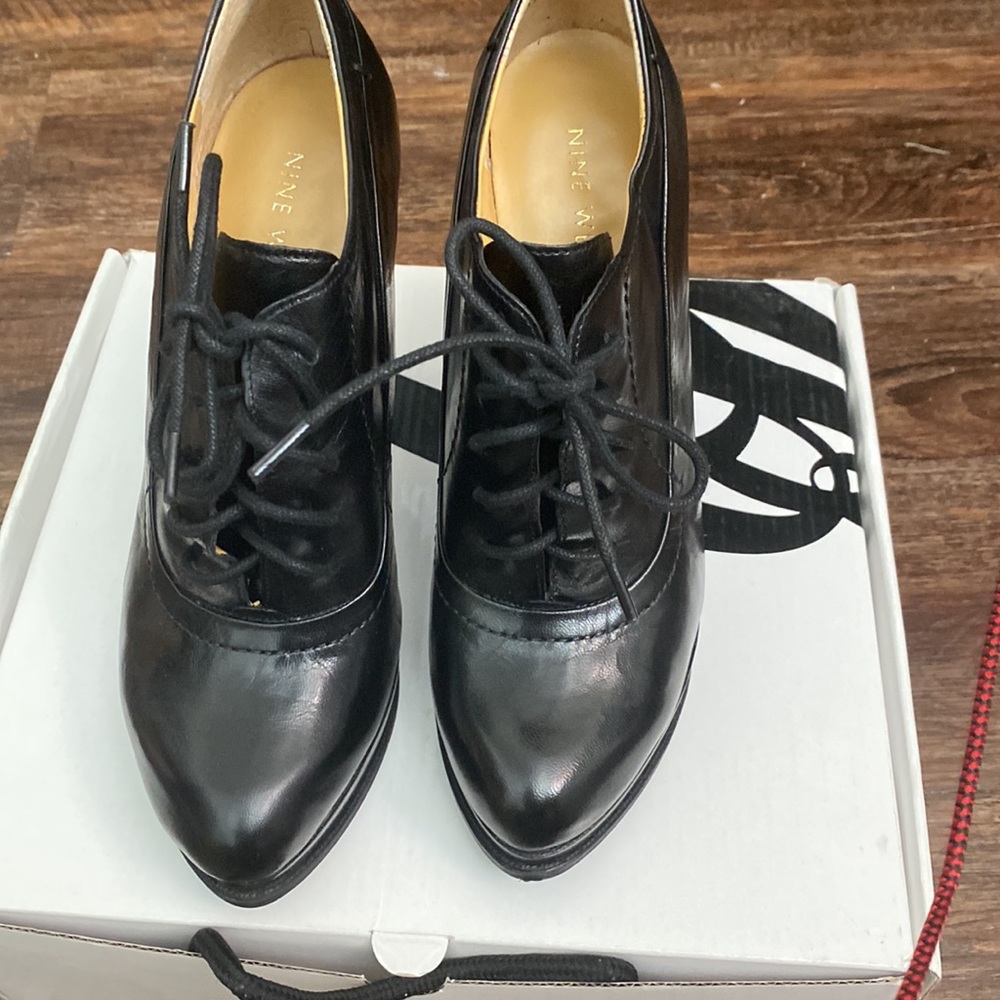 New Nine West NW7Sizzle size 6 black leather lace up shoe.